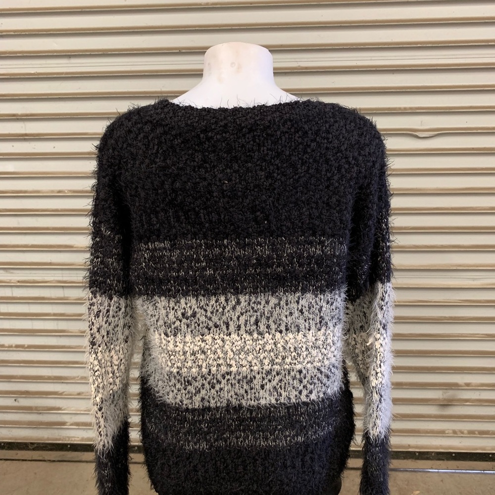 🛍️Forever 21 sweater NWT black and white fluffy - Picture 7 of 7